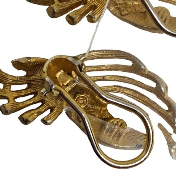 Vintage signed BSK Clip On Earrings Gold Tone Texturized Leaf Mid Century Modern - Picture 11 of 16